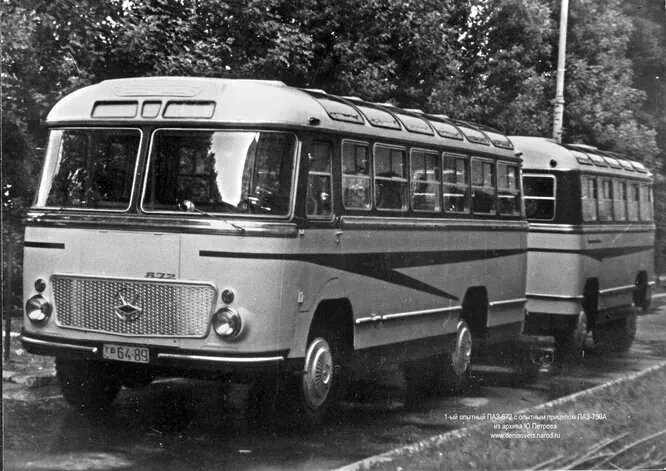 1959 год, первый опытный ПАЗ-672 имел другую облицовку радиатора и вообще заметные отличия в дизайне. Позади на сцепке пассажирский прицеп ПАЗ-750, который планировали использовать в паре с автобусом.