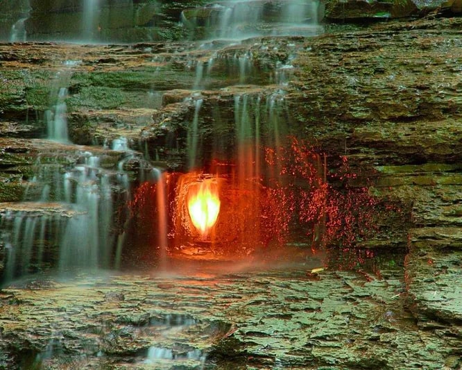 В парке Чеснат Ридж штата Нью-Йорк источник «вечного пламени» находится под водопадом, создавая красивое сочетание огня и воды. Источник горит благодаря высокой концентрации этана и пропана, и периодически гаснет, но смотрители каждый раз разжигают его заново для привлечения туристов.