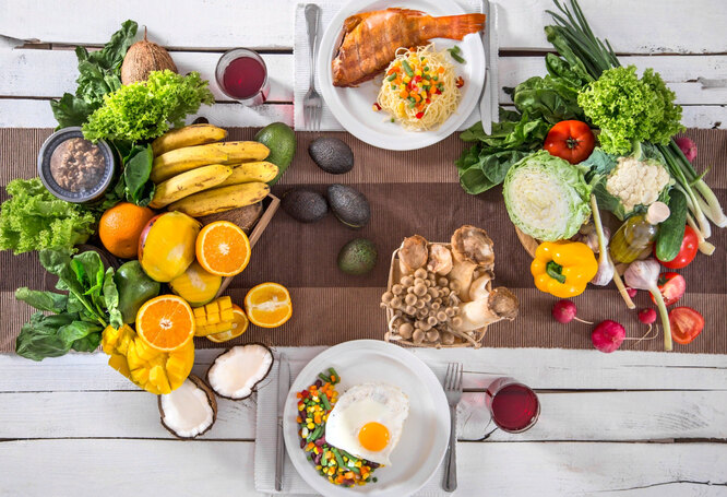 Рацион диеты при гипертонии предполагает увеличение потребления калия, магния, антиоксидантов и клетчатки, овощей и фруктов, цельнозерновых продуктов, масличных семян, а также сушеных фруктов и овощей.