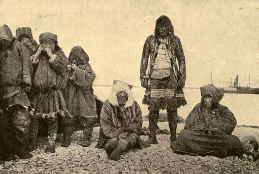 На фотографии 1906 года изображены чукчи. Этот народ до сих пор населяет арктический регион.