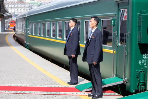 Сотрудники службы безопасности у вагона бронепоезда Ким Чен Ына