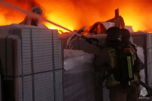 Пропал человек, все товары уничтожены: что известно о гигантском пожаре на складе Wildberries в Санкт-Петербурге