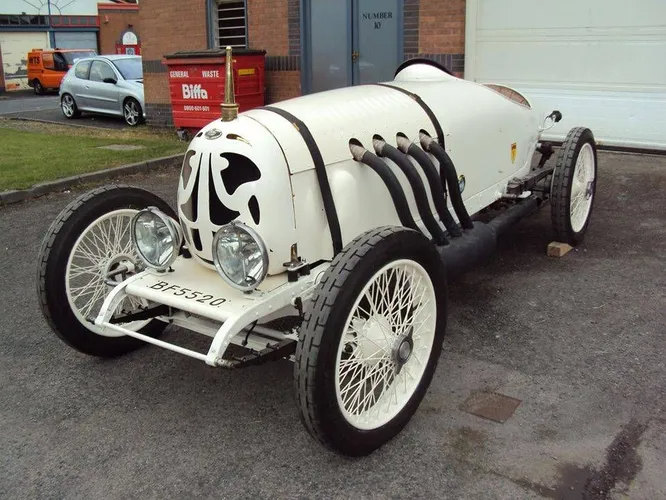 Fafnir. Бренд, созданный промышленным предприятием Aachener Stahlwarenfabrik AG для производства автомобилей (с 1908 по 1926 год) и двигателей. На снимке гоночный Fafnir, аналогичный тому, на котором выступал некоторое время великий Рудольф Карраччиола.
