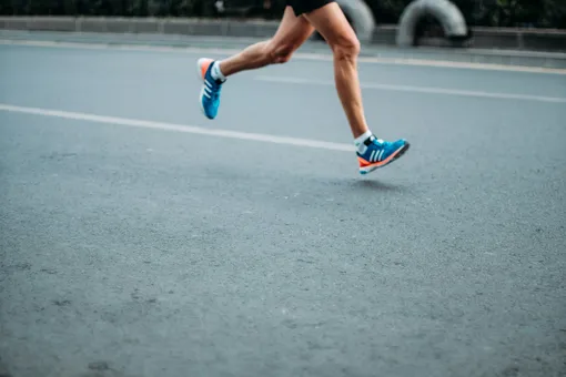 Чем опасен слишком интенсивный бег: травматолог назвал вескую причину заменить его ходьбой