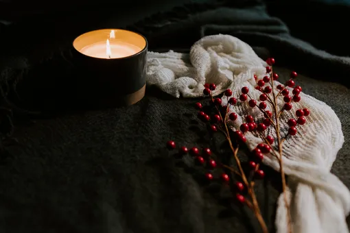 Свечи приятного малиново-бордового оттенка станут украшением любого романтического свидания, помогут создать подходящую атмосферу