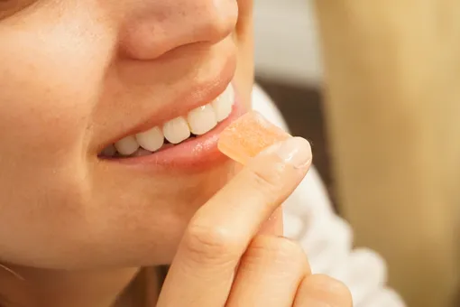 Сама по себе эмаль зуба — твердый материал. Но она изнашивается при воздействии слюны, пищи и микроорганизмов. Как можно восстановить эмаль, если она повреждена? Обычно врачи лечат кариес пломбами, состоящими из металлической амальгамы или композита из порошкообразного стекла и керамики. Но изобретение китайских ученых может в корне изменить подход к восстановлению зубов.