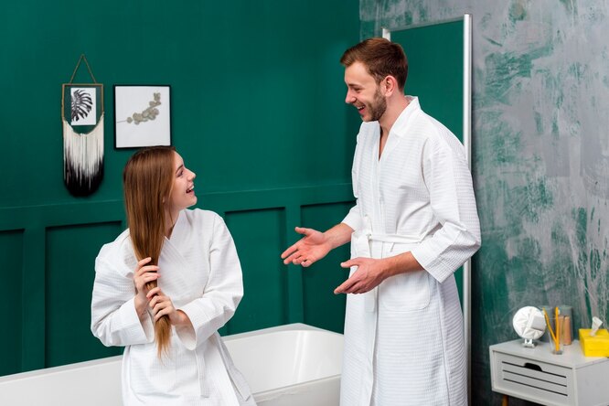 Совместный душ поможет чувствовать себя свежим и отдохнувшим. Главное, не стесняйтесь разделить с партнером душевую кабинку, вам точно понравится этот эксперимент.