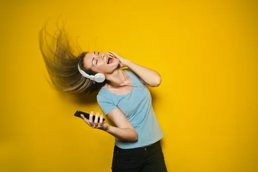 Портится ли слух, если вы постоянно слушаете музыку в наушниках?