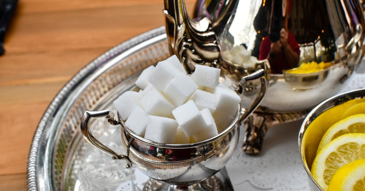 Сало повышает сахар. Сахарница с сахаром. Десерты с глюкозой.