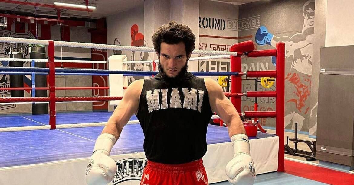Спортсмен упал