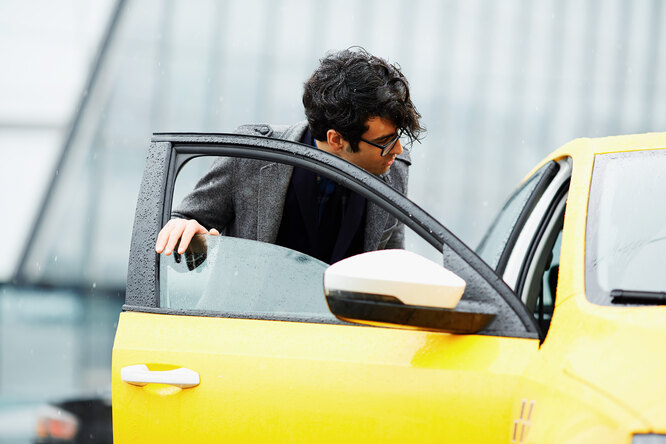«Вообще-то у меня свой бизнес»: как работа в такси влияет на психику человека