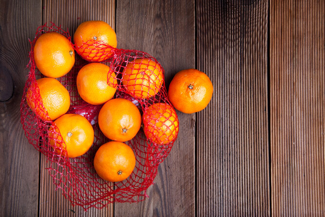 По какой причине мандарины и апельсины продаются в красных сетках?