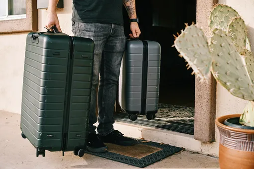 Мужчина с чемоданами