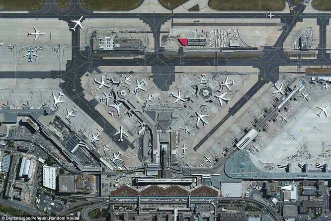 Франкфуртский аэропорт - самый крупный в Европе. Отсюда ежедневно вылетает около 1300 рейсов.