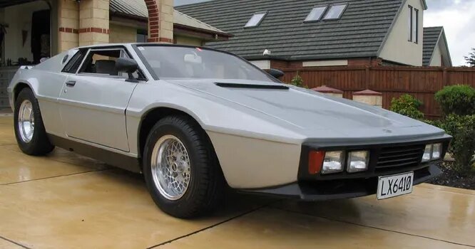 Это не Lotus. Это Heron MJ1 1980 года. Компания Heron существовала в Новой Зеландии с 1962 по 1999-й и строила небольшими сериями спорткары и кит-кары с использованием ряда заимствованных компонентов, в том числе и от Lotus.