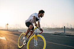 Кому нельзя кататься на велосипеде: врач призвала отказаться от полезной физической активности