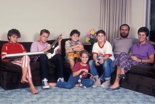 Семья Феникс отдыхает в своем доме в Лос-Анджелесе(1985)