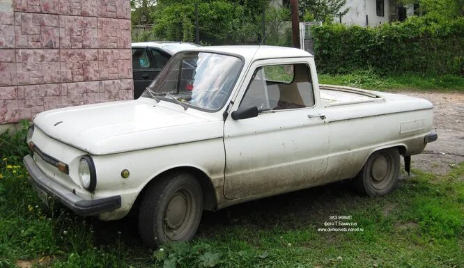 1990 год, пикап ЗАЗ-968МП. Пикап существовал не только на базе «горбатого», но и на базе «ушастого», хотя его появление в начале 90-х несколько запоздало. Пикапы делали по стапельно-обходной технологии у выбракованного кузова ЗАЗ-968М отрезалась задняя часть кабины и приваривалась задняя стенка с окном. Качество получилось соответствующим, в производстве МП-шки продержались два года.