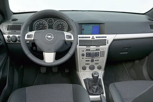 Владельцы Opel помнят, как неудобно было возиться с таким экраном