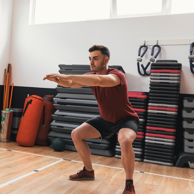 Почему мужчинам в любом возрасте важно выполнять приседания: 5 преимуществ упражнения