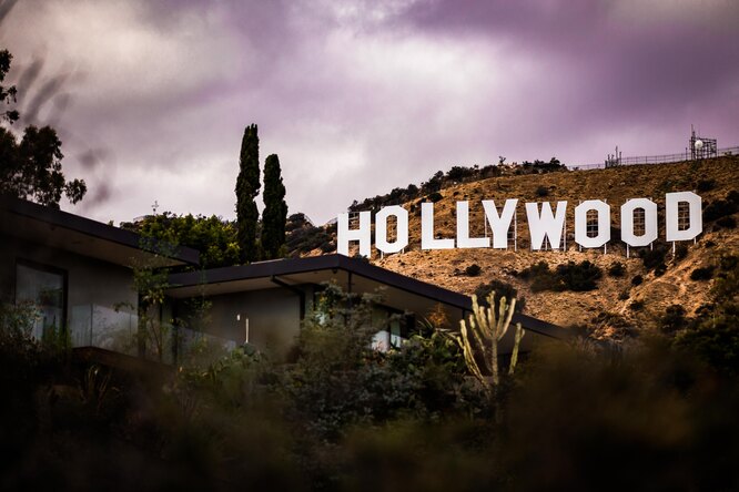Надпись Hollywood на Голливудских холмах выставят на аукцион как NFT Надпись Hollywood на Голливудских холмах выставят на аукцион как NFT