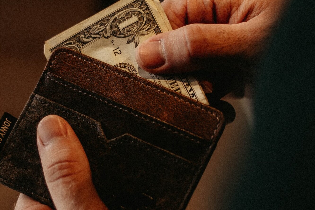 Как научиться правильному обращению с деньгами?