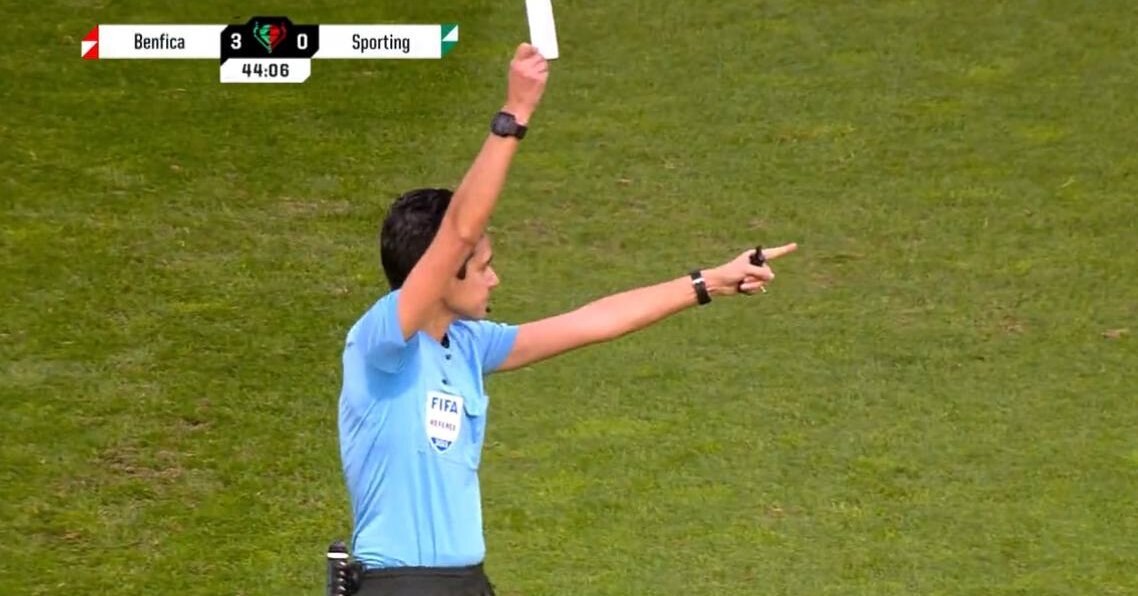 В футболе впервые белую карточку