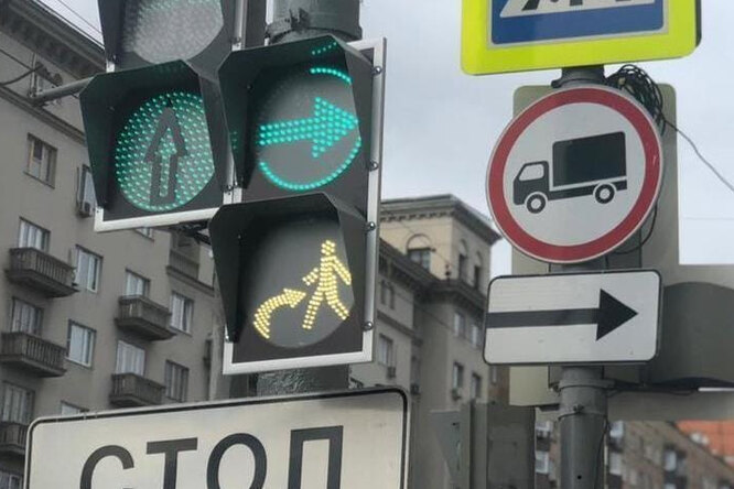 Что обозначает новая секция светофора с белой мигающей стрелкой?