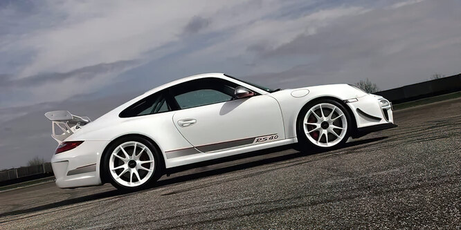 997 GT3 RS 4.0, 2012 год. Модификация стала последним RS с механической коробкой передач и мотором, разработанным легендарным немецким инженером Хансом Мецгером.