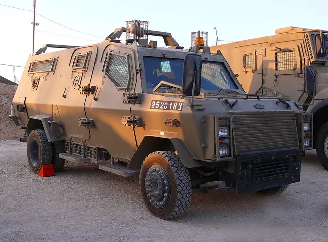 Это броневик Wolf Armoured Vehicle, с 2006 года стоящий на вооружении израильской армии. Его, как и ряд других броневиков, делает в Хайфе компания Carmor (с 1947 по 2016 года она называлась Hatehof).