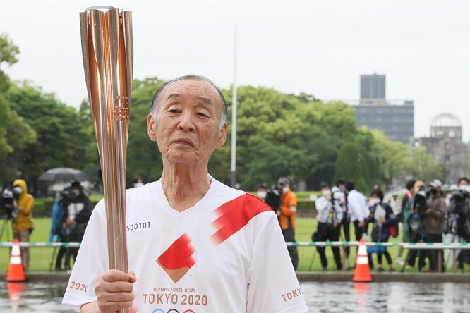 В Японии женщина решила потушить олимпийский огонь с помощью водяного пистолета