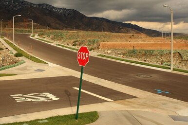Кто придумал знак STOP, и почему он выглядит именно так?