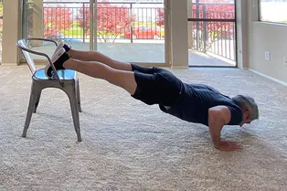 Как накачать тело с помощью одного стула: домашняя тренировка, которая заменит вам спортзал
