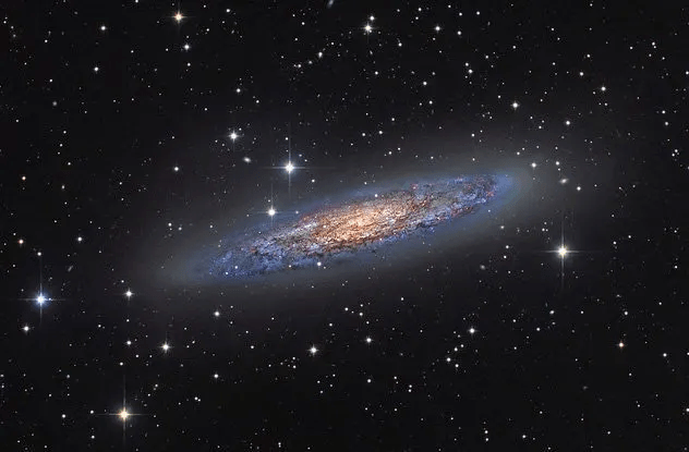 В 2013 году австралиец Майкл Сидонио фотографировал галактику NGC 253 и вдруг заметил на снимке некую странность. Ей оказалась ещё одна галактика, названная затем NGC 253-dw2, не обнаруженная до того никем. Исследователи предполагают, что малая галактика в данный момент уничтожается своей большой «соседкой».