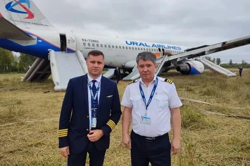 Самолет на пшеничном поле под Новосибирском посадили командир воздушного судна Сергей Белов (слева) и второй пилот Эдуард Семенов