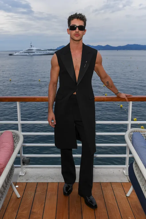 Испанский актер, модель и певец Ману Риос был одним из тех, кто решил не соответствовать дресс-коду