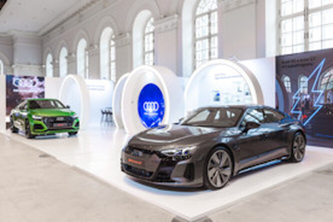 Прогрессивные и провокационные Audi RS e-tron GT и Audi RS Q8 на ярмарке современного искусства Cosmoscow