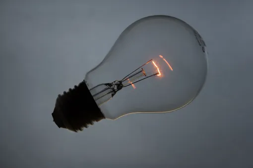 Как заставить самую дешевую светодиодную лампочку светить вечно? Пятиминутный лайфхак от профессионала