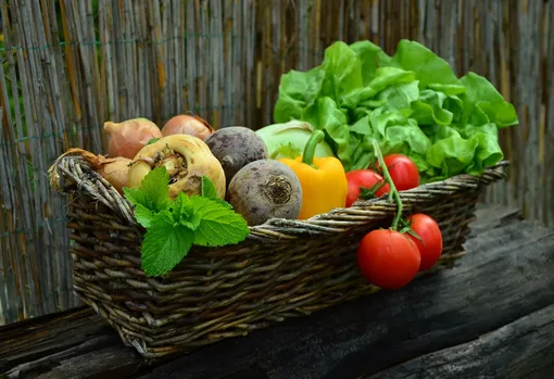 Овощи — полезнейший продукт для сердца и сосудов. Они содержат много витаминов и клетчатки, необходимых для восстановления внутренних органов и поддержания их работы.
