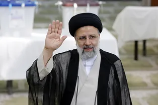 Вертолет президента Ирана совершил «жесткую посадку»: что известно на данный момент?