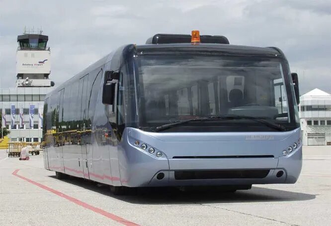 Neoplan (Штутгарт, Германия). Дочернее предприятие MAN, основано в 1935 году и с тех пор производит автобусы. До 2009 года Neoplan был одним из мировых лидеров в том числе и по производству перронных машин, но затем продал всю линейку другому бренду. Несмотря на это, мы включим Neoplan в этот список, поскольку десятки и даже сотни перронных Neoplan Airliner и по сей день работают в аэропортах мира. На снимке Neoplan Airliner NM9012 (2004) вместимостью 112 человек. Самый большой NM9022L вмещал аж 156 пассажиров.