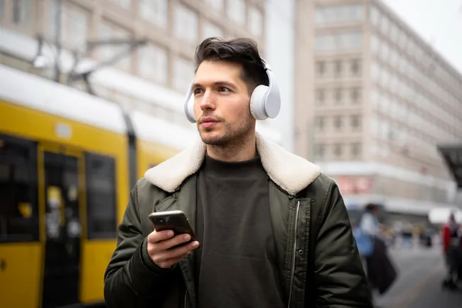 Головная боль и потеря слуха: чем опасны наушники с шумоподавлением