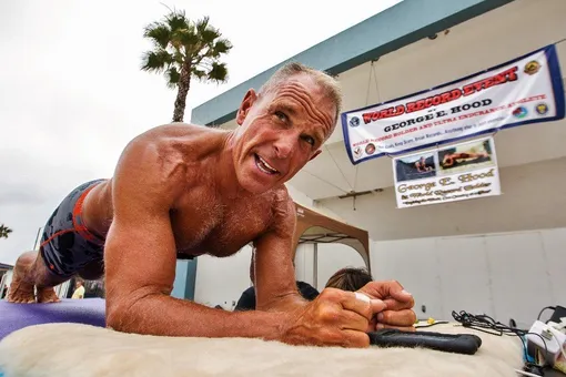 Легендарный пенсионер, простоявший в планке больше 8 часов: как тренируется феномен, победивший старость?