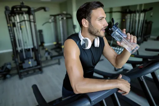 Какую воду лучше пить на тренировке: газированную, очищенную или витаминизированную?