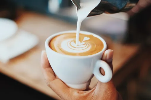 Сколько сахара можно класть в кофе, чтобы не навредить здоровью: такая норма действительно существует