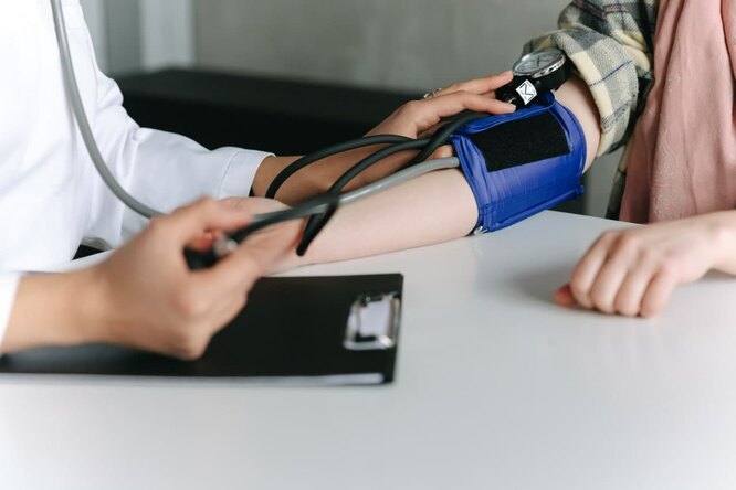 Пульс и давление не в норме: при каких показателях нужно вызывать врача?