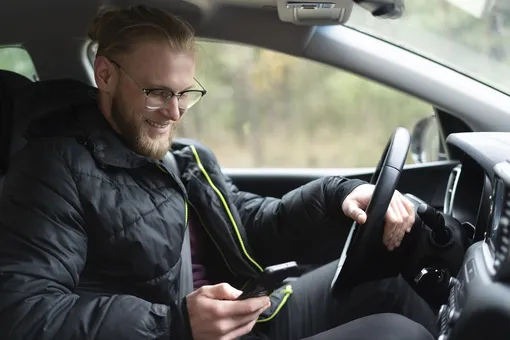 Автоэксперты выяснили, прослушивание песен каких исполнителей за рулем помогает лучше водить