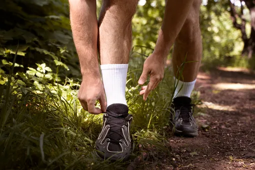 Короткие носки подходят практически для любого вида спорта, например: бег, кардио, велосипед. Они хорошо сочетаются с любыми кроссовками. Носки высокой или средней длины в сочетании с кроссовками подойдут для пеших прогулок и туристических походов