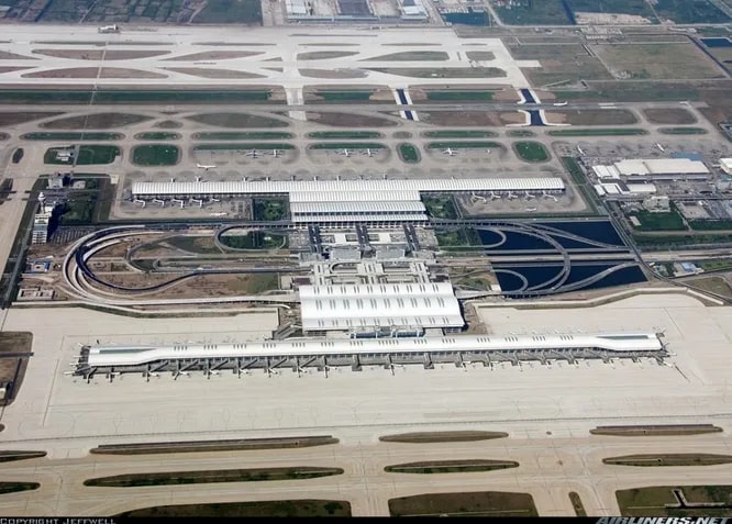 Международный аэропорт Пудун, Шанхай. Перевозит больше международных пассажиров, чем Шоуду, а также занимает первое место по грузоперевозкам в Китае. С двумя терминалами он превосходит по размеру многие четырёхтерминальные аэропорты мира   33 кв. км. 