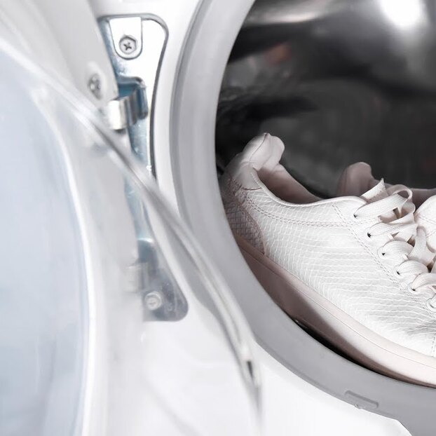 Как стирать кроссовки в машинке